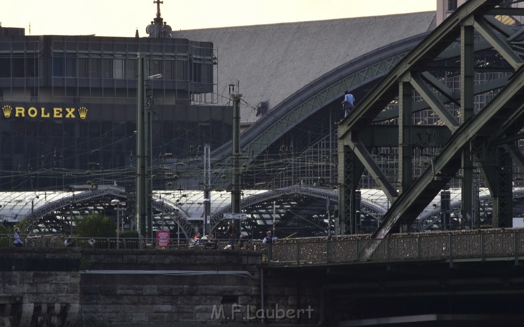 PSpringt kein Suizid Brueckenspringer Koeln Hohenzollernbruecke P214.JPG - Miklos Laubert